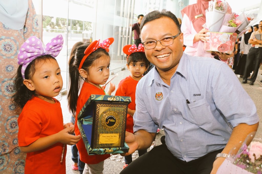 MITIMalaysia's tweet photo. Terima kasih atas kepimpinan yang dinamik dalam memacu warga MITI & kementerian maju ke hadapan.
Selamat maju jaya di masa akan datang. #25tahunmiti #mitimatters #jasamudikenang @MyMOTAC @DarellLeiking @imokman
@OfficialMIDA @matrade @MPC_HQ @MARiiMalaysia @MIDFGroup @CommsMsi https://t.co/KfpPrXzLaO