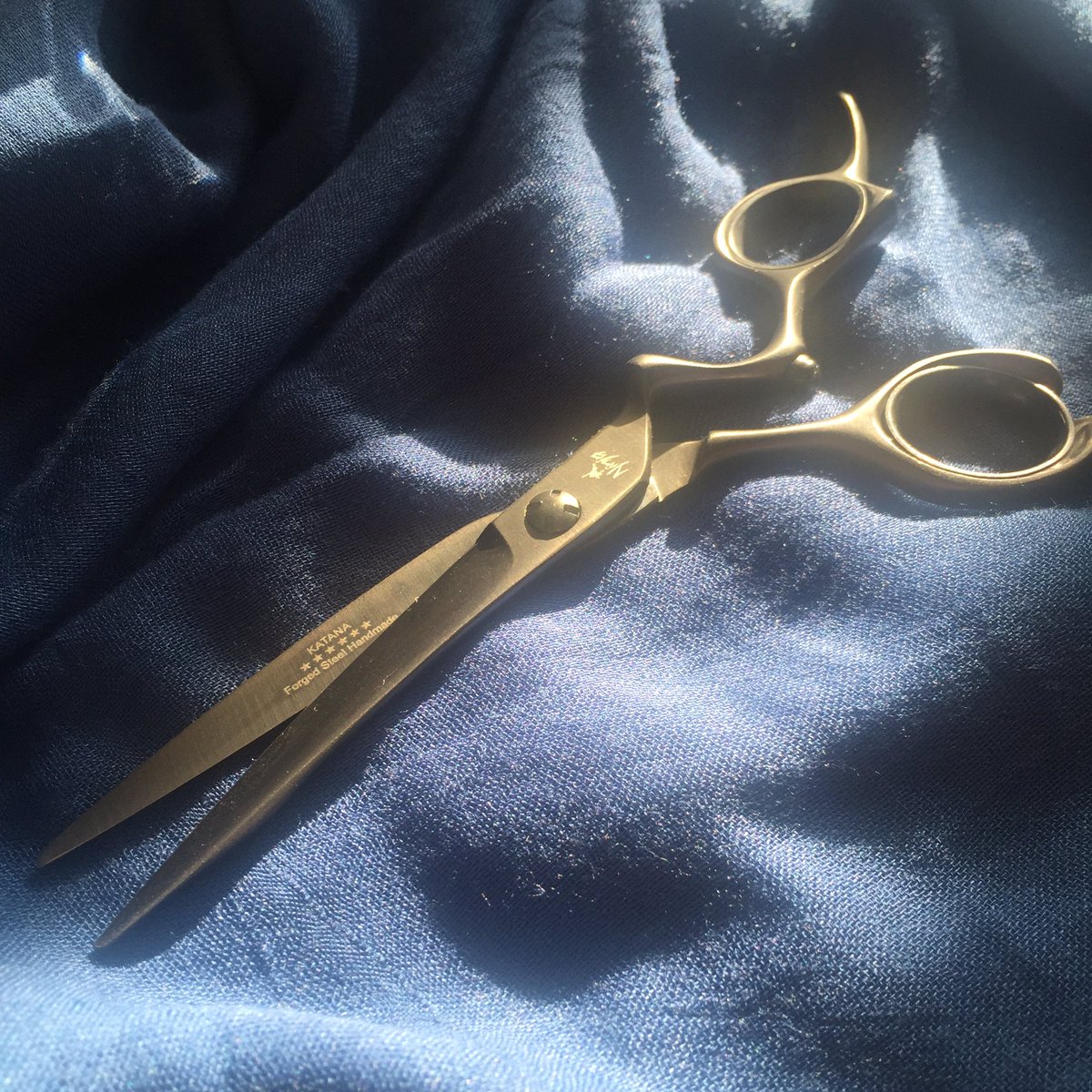 ninjascissors's tweet photo. Ninja Katana Scissors, let your scissors do the job! Japanese ATS Cobalt, satin finish, ergonomic Handle 
#ninjaclan #hairdressingscissors #ninjascissors #hairscissors #hairuk #britishmasterbarbers #barberuk #thebarberpost #hairstylist #hairsalon #hairdressing #barber https://t.co/JDzr5nYvEZ