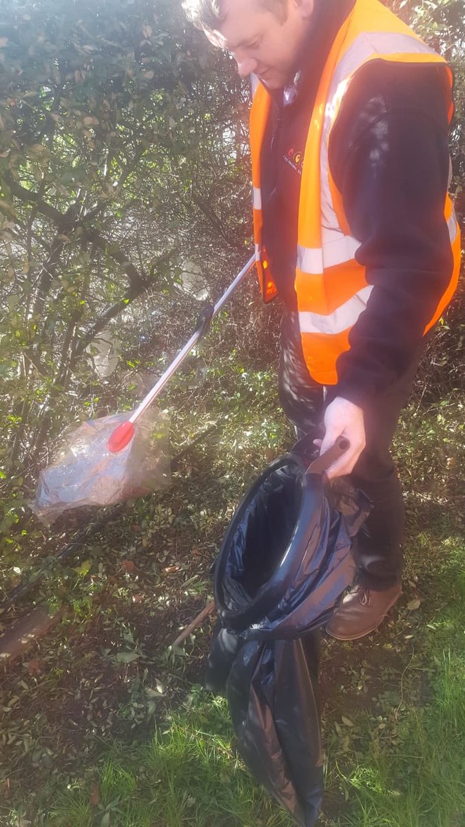 FRG_SECURITY's tweet photo. The team at FRG have been out litter picking this morning, on our local estate. Amazing the amount of plastic waste!! #JNBEnvironmentWeek @jnbentley https://t.co/TXsQYQJhaK