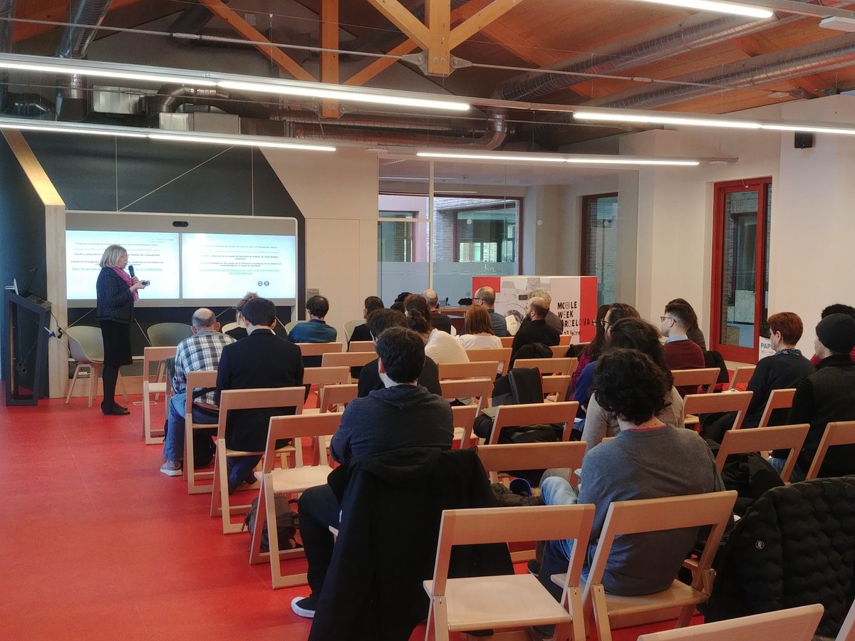 urbanzeb's tweet photo. Assistim a les xerrades sobre tecnologia i urbanisme en el marc de la #mweekbcn19 . Pilar Garcia Almirall ens explica sobre la importància de les dades a l'hora de traçar estratègies de renovació urbana. https://t.co/pGsjAP8qJ0