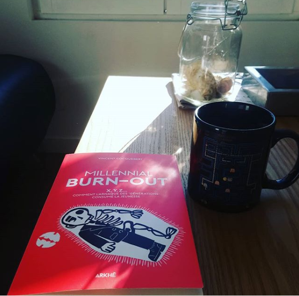 Aujourd'hui, sort mon premier essai, Millennial Burn-out, où je tente de déconstruire notre obsession des générations pour expliquer à quel point celles ci n'ont pas d'avenir. À lire chez <a href="/ArkheEditions/">Arkhê</a> . #millennialburnout