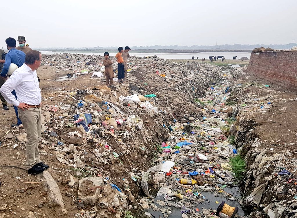 GermanyinPAK's tweet photo. great idea of having a 'recycling' tax on plastic bags by @zartajgulwazir. Good start! And effective way to reduce the use of plastic bags.high time to #avoidPlasticPollution. Look i what found near Ravi river! we all can take cloth bags for shopping! https://t.co/nIKeHoVyaO