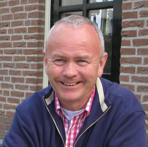 Elke woensdag verzorgt #taalvrijwilliger Piet van Kleef een #Taalcafé in de bibliotheek van Langedijk. Samen met zijn vrouw Gerda en vijf andere #vrijwilligers helpt hij de bezoekers met hun Nederlands. Lees zijn verhaal: lezenenschrijven.nl/verhalen/piet-… @svhassel <a href="/Petevk/">Pete</a> @oblangedijk