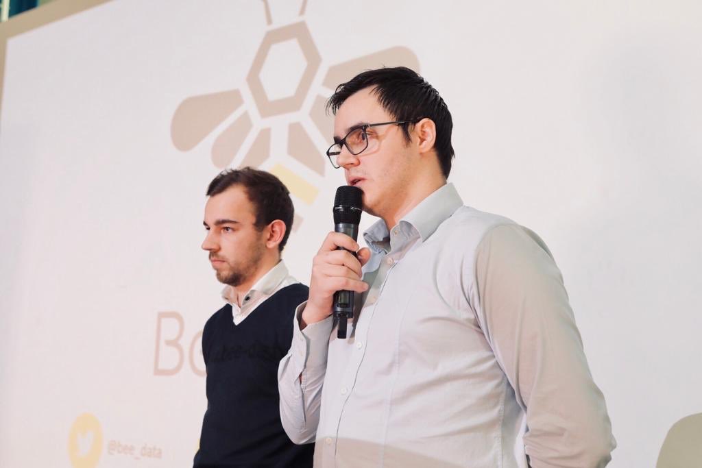 Epitech's tweet photo. Enfin, on conclut avec les étudiants d’@EpitechToulouse qui nous présentent leur solution complète au service des apiculteurs 🐝 🍯 Ce projet #AgTech est un outil de gestion et de suivi d’exploitation pour des ruches #connectées &amp; intelligentes ! #EpitechXP2019 https://t.co/NccEOWeNFx