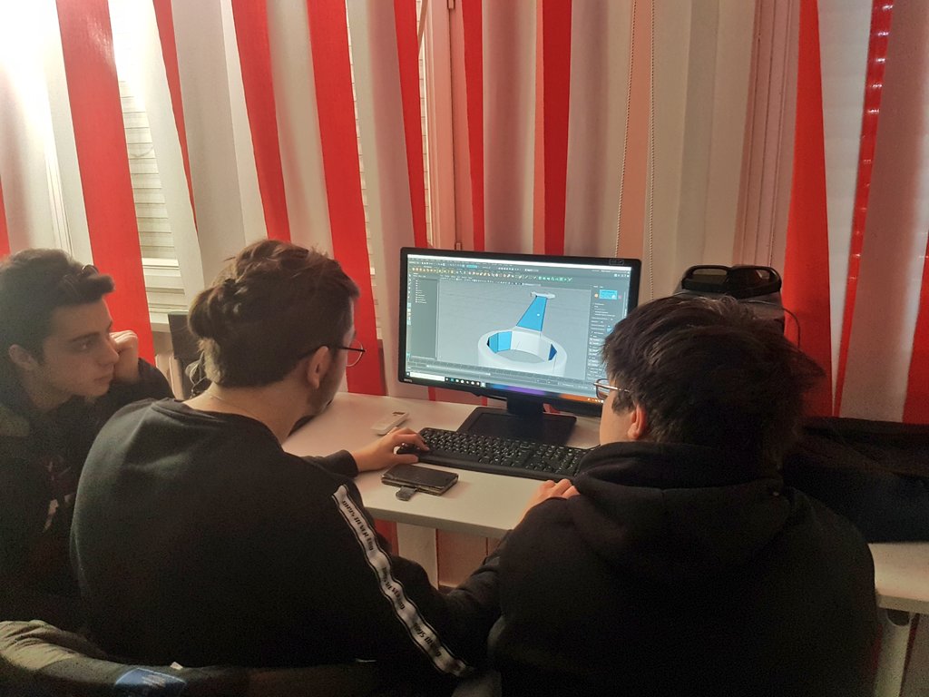 fmdigitale's tweet photo. Prosegue il laboratorio #UXinACTION alla #PalestraInnovazione con il coach @AlessioVerolini Oggi i ragazzi creano un modello 3d a basso contenuto di poligoni per una futura applicazione in realtà aumentata per la #UserExperience dei prodotti @wurth_italia https://t.co/uQzkpkXPeR