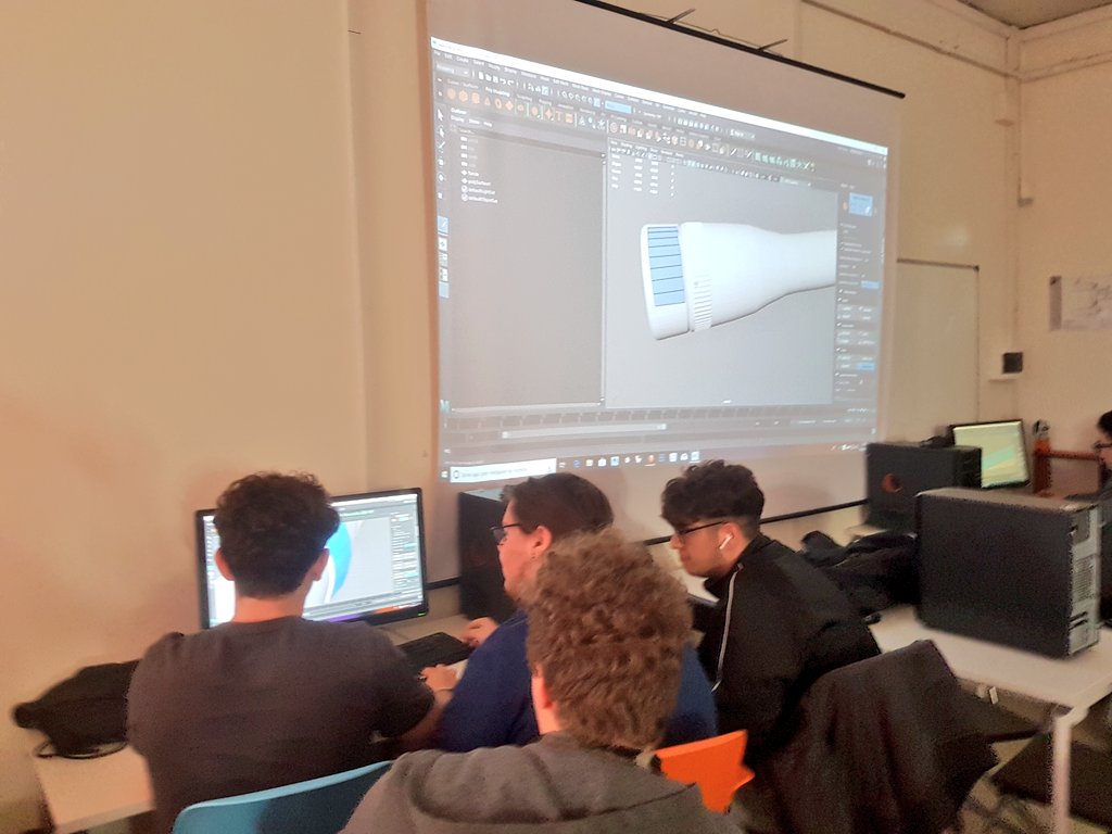 fmdigitale's tweet photo. Prosegue il laboratorio #UXinACTION alla #PalestraInnovazione con il coach @AlessioVerolini Oggi i ragazzi creano un modello 3d a basso contenuto di poligoni per una futura applicazione in realtà aumentata per la #UserExperience dei prodotti @wurth_italia https://t.co/uQzkpkXPeR