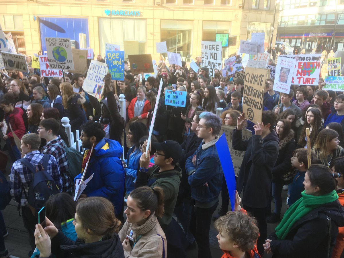 alisonclareteal's tweet photo. Beautiful sight in Sheffield today! Climate rebels!’⁦@SheffieldGreens⁩ ⁦@MagicMagid⁩ ⁦@natalieben⁩ https://t.co/b6gFLfUkzQ