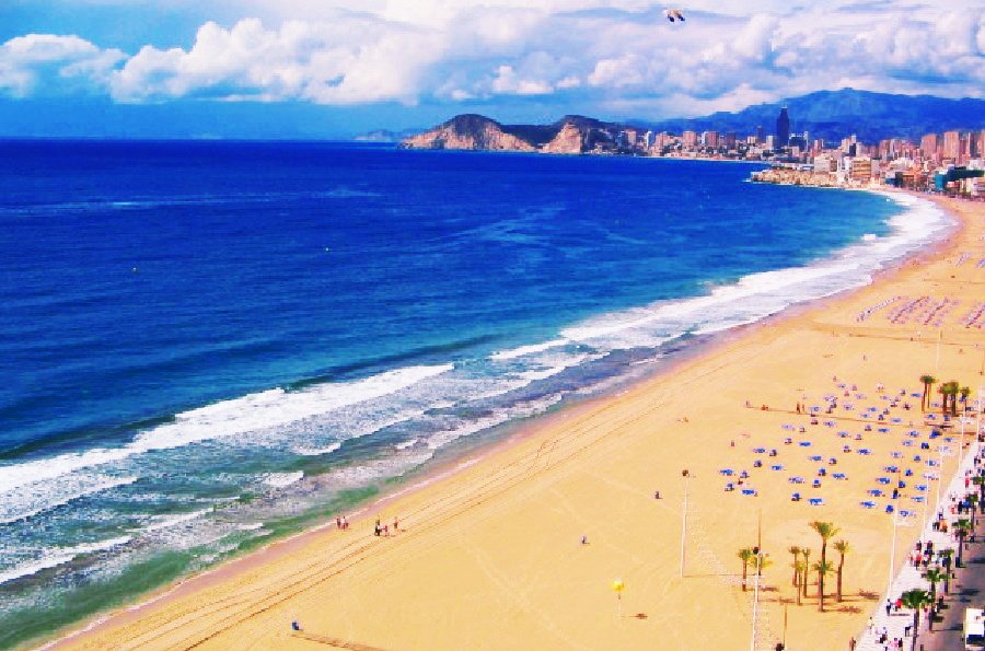 Disfruta de estas vistas desde nuestros apartamentos en primera línea 🌞 4 noches desde 320€ 🍹 Más info ☎ 966812252 #enjoyyourholidays #relaxyourself #havefun #travel #sun #beach #seaviews #alquilevante #alojamientos #Benidorm