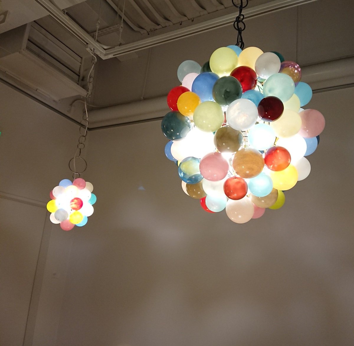 Ryon 時の花イイノナホ展 ポーラミュージアムanx カラフルなシャンデリア 鳥や花モチーフ の可愛らしいガラス作品 全て手吹きで製作されているそう 展覧会タイトルにもなっている作品 時の花 は レースのような繊細さで影までも美しい 日常生活にそっと