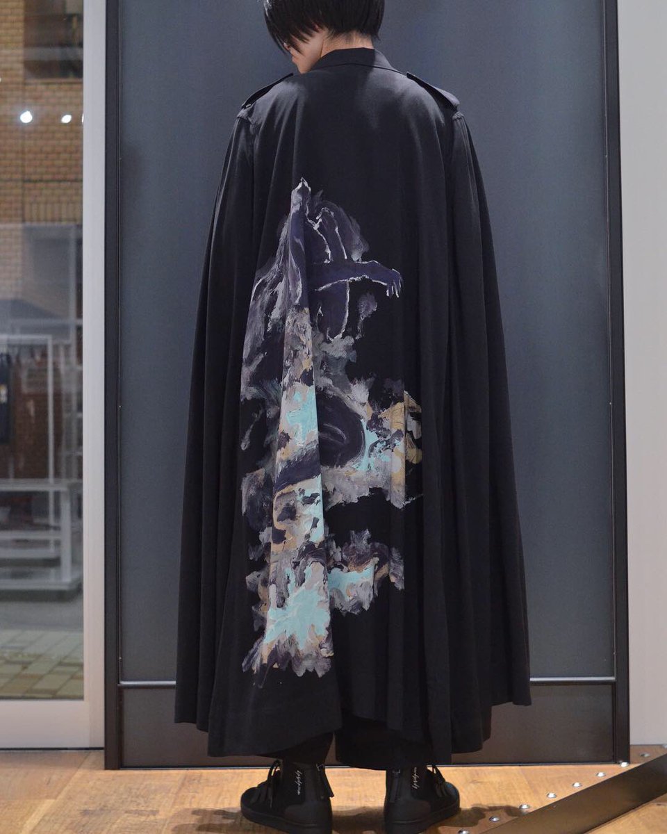 POUR HOMME〉19S/S collection LOOK29で使用されていたマント。背中に