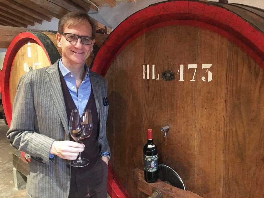 WineNewsIt's tweet photo. “Il mondo del #vino italiano ha bisogno di storie, #storie popolari, racconto del #territorio di cui il #vino è primo #ambasciatore”: #GiampieroBertolini, ad di #TenutaGreppo #BiondiSanti, dà voce al mondo #enoico a #bb2019 su divario di prezzi tra #rossi #italiani e #francesi https://t.co/FuWGZhnMAo