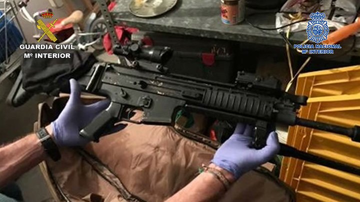 polprcanarias's tweet photo. 🚨Operación conjunta @policia @guardiacivil 
Desarticulada en #Tenerife una peligrosa organización criminal especializada en robos violentos a otras redes criminales dedicadas al narcotráfico, utilizando para ello armas de fuego real. 8 detenidos. https://t.co/0MNI53vfBU