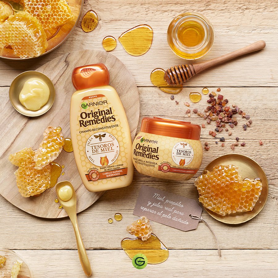 Garnier_es's tweet photo. Si aún no te has enamorado 😍 del olor de la gama Tesoros de Miel 🍯 de #OriginalRemedies, no te podrás resistir al cuidado y protección que sentirás en tu pelo. ¡Perfecta para pelos dañados y quebradizos! #ElPoderDeLoAutentico #GarnierNaturalmente https://t.co/SdcBg4dgNH