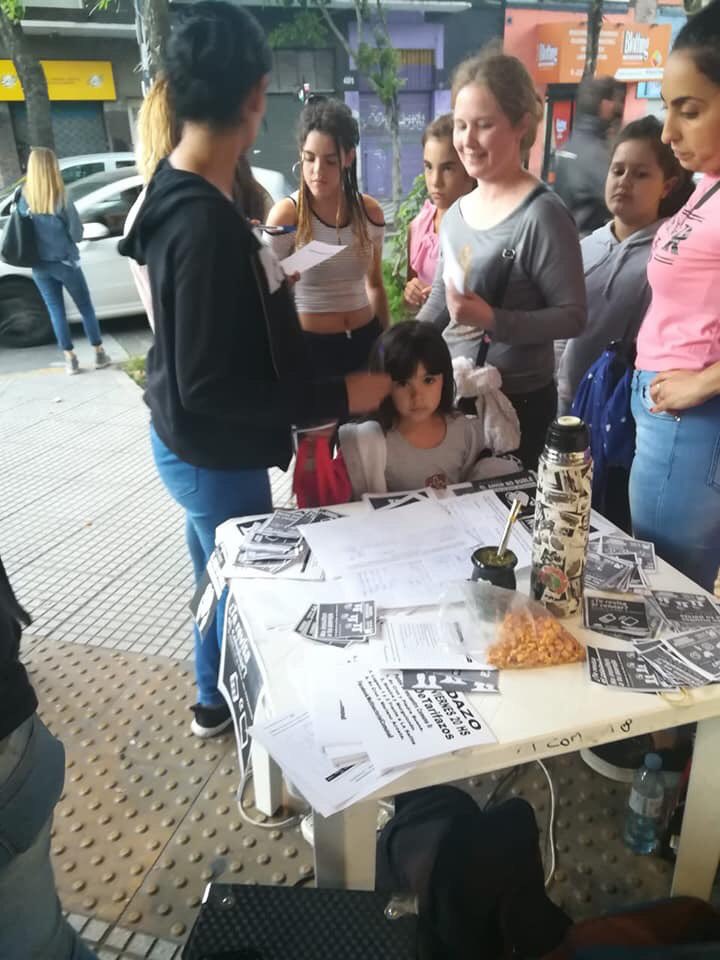UBlosherederos's tweet photo. Las compañeras de Mujeres comuna 8 hablando con las vecinas, ayudando a concientizar sobre noviazgos violentos, mito del amor romántico, violencia de género. #EnamorateDeVos #ElAmorNoDuele #ElAmorRomanticoMata https://t.co/2v1chfvXeo