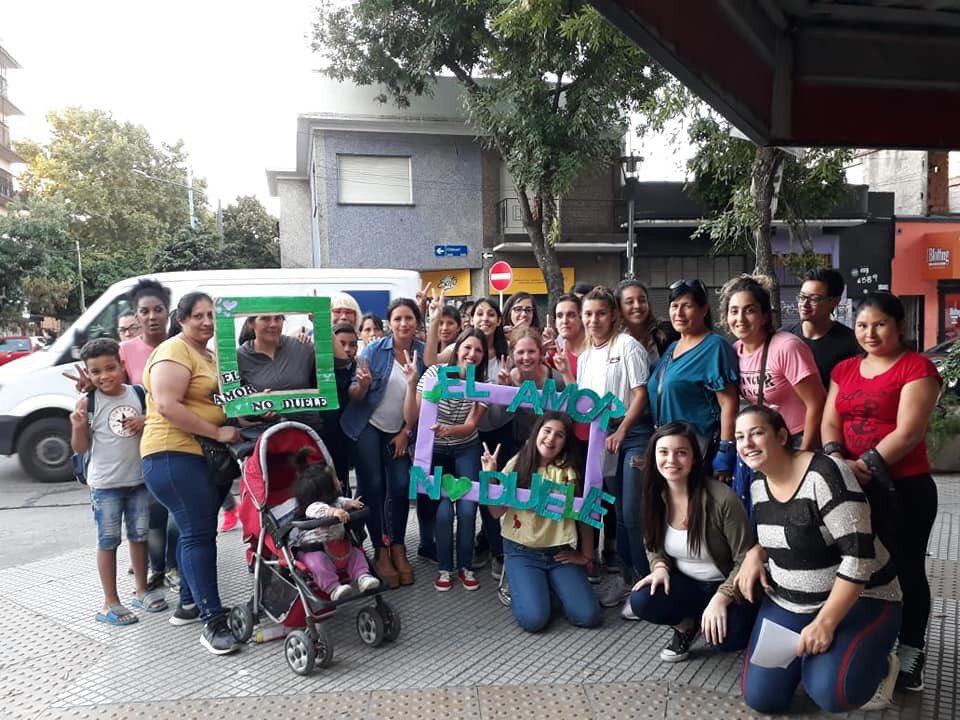 UBlosherederos's tweet photo. Las compañeras de Mujeres comuna 8 hablando con las vecinas, ayudando a concientizar sobre noviazgos violentos, mito del amor romántico, violencia de género. #EnamorateDeVos #ElAmorNoDuele #ElAmorRomanticoMata https://t.co/2v1chfvXeo