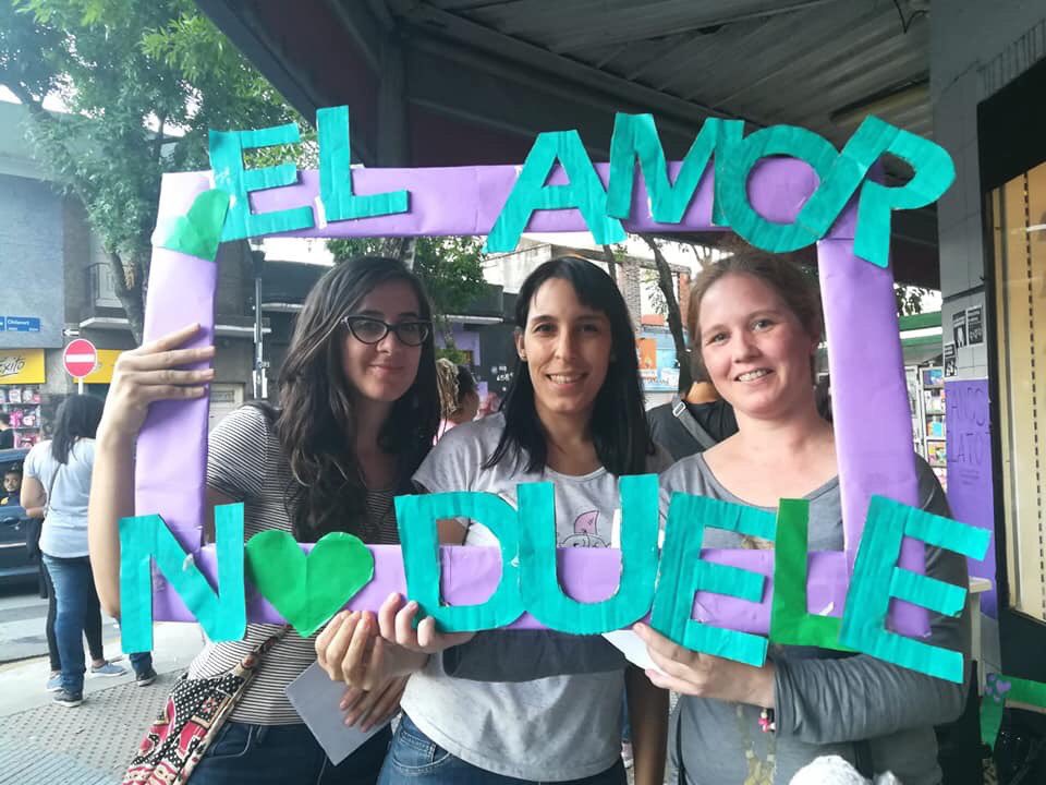 UBlosherederos's tweet photo. Las compañeras de Mujeres comuna 8 hablando con las vecinas, ayudando a concientizar sobre noviazgos violentos, mito del amor romántico, violencia de género. #EnamorateDeVos #ElAmorNoDuele #ElAmorRomanticoMata https://t.co/2v1chfvXeo