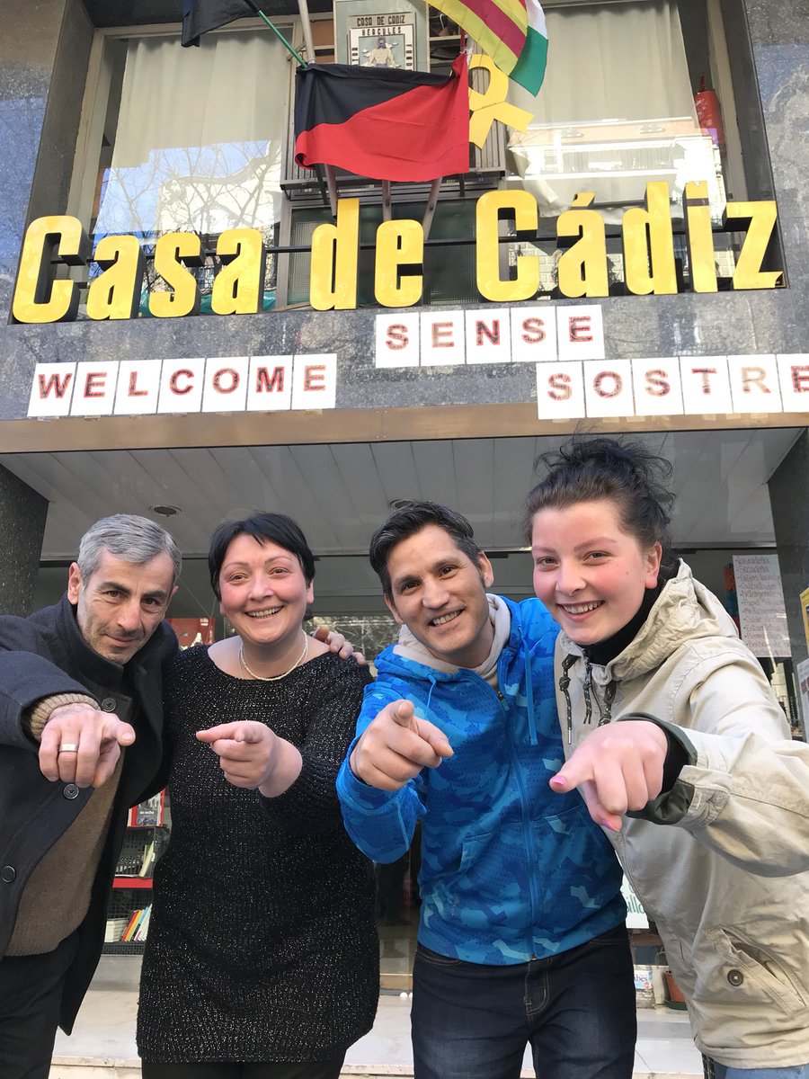 Otra familia de refugiados que encuentra su camino gracias al proyecto #OkupaCasaCadiz. Ya son tres las familias refugiadas ubicadas y todo gracias al apoyo vecinal. Mientras el gobierno criminaliza a los refugiados los de abajo trabajamos desde la solidaridad. Feliz viaje.