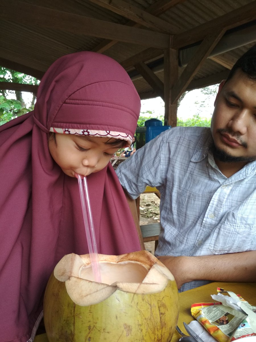 Mutiarasfn's tweet photo. Air kelapa muda favorite kita 💕 https://t.co/M7NX2X3OyO
