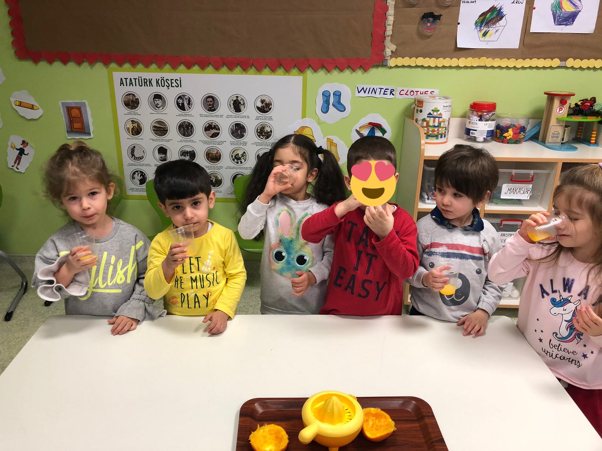 Ataşehir 1 Kindergarten +3 years old are making Orange Juice! Portakal suyu hazırlıyoruz. Hem lezzetli hem de sağlıklı🤗 <a href="/ece_hamret/">Ece HAMRET</a> <a href="/KevsGunesMetin/">Kevser Güneş Metin</a> <a href="/MnvvrYldrm/">Münevver Yıldırım</a> @MUALLA_OZS