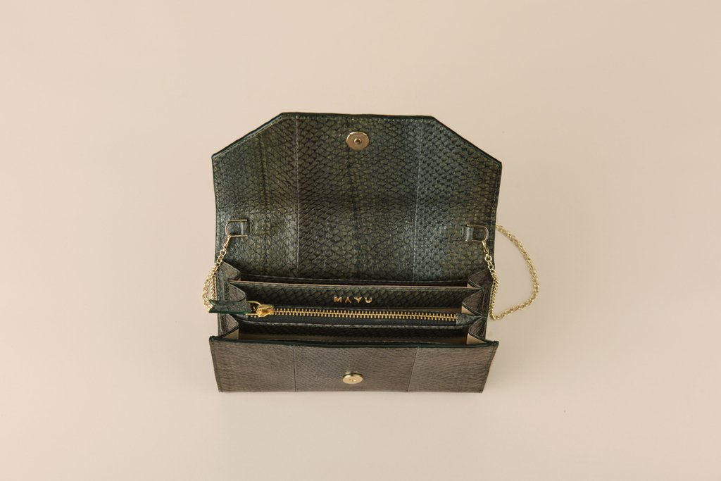 We are in ❤️ with Mayu #purses!! They are perfect for going out or for a day strolling around the city. With several compartments for all your needs, made out of #sustainable #fishleather and with #goldplated hardware😊 aequem.com/collections/ve…