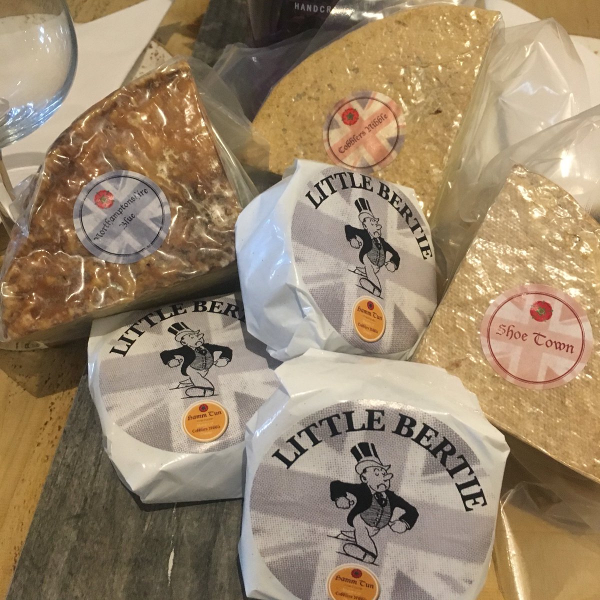 Breadandpullet's tweet photo. Thanks to Gary @CobblersNibble for dropping off a great selection for our new local cheeseboard, served with B&P chutney & nigella seed biscuits, fruit & @goodloafUK sourdough 🧀🐔
#supportlocal #propercheese https://t.co/qNildCiRrC