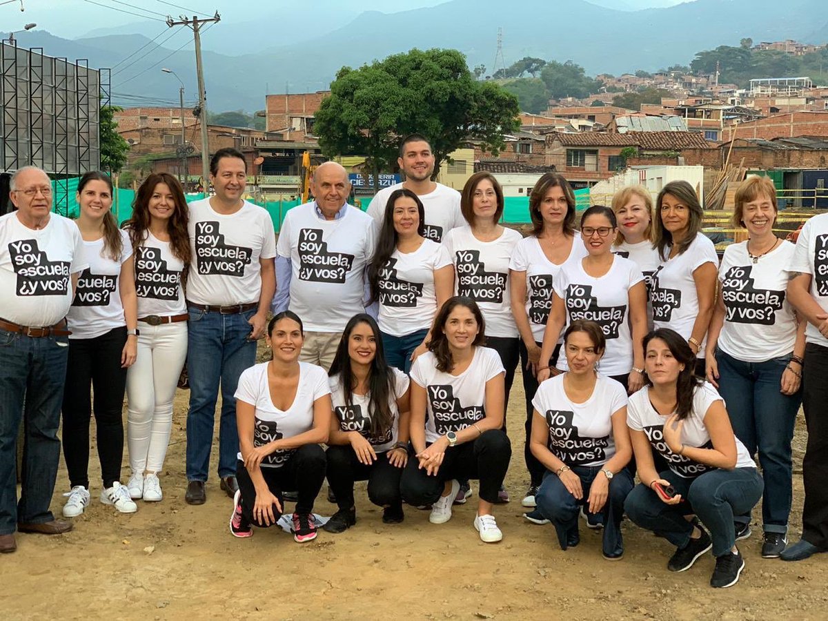 TICAlcaldiaCali's tweet image. Desde @TICAlcaldiaCali también venimos haciendo un gran trabajo en #EducaciónParaElProgreso, reduciendo la brecha social, empoderando a la comunidad a través del uso de nuevas tecnologías, permitiendo el acceso gratuito al conocimiento y a la información.