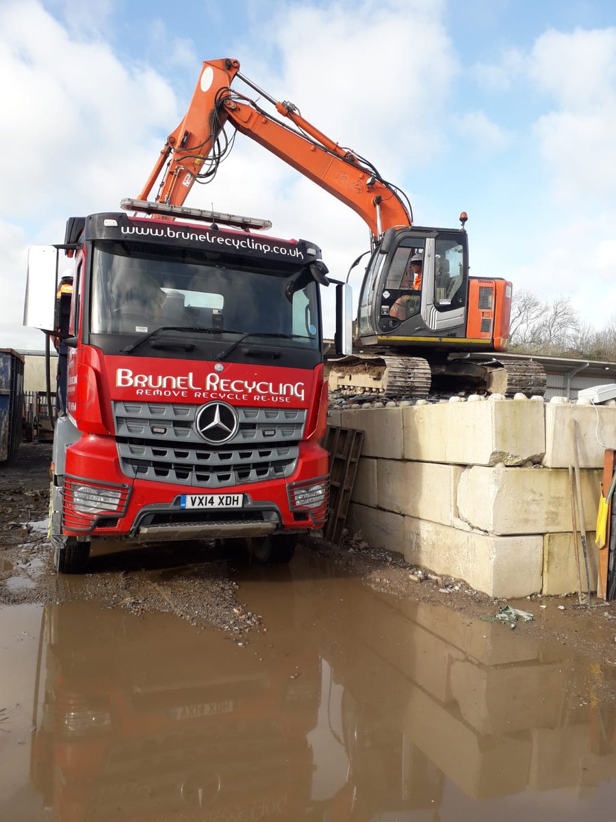 BrunelSW's tweet photo. A great day working with @WestcountrySkip ...another busy week for us here at Brunel!👷🚛 https://t.co/U5P3wRJVYX