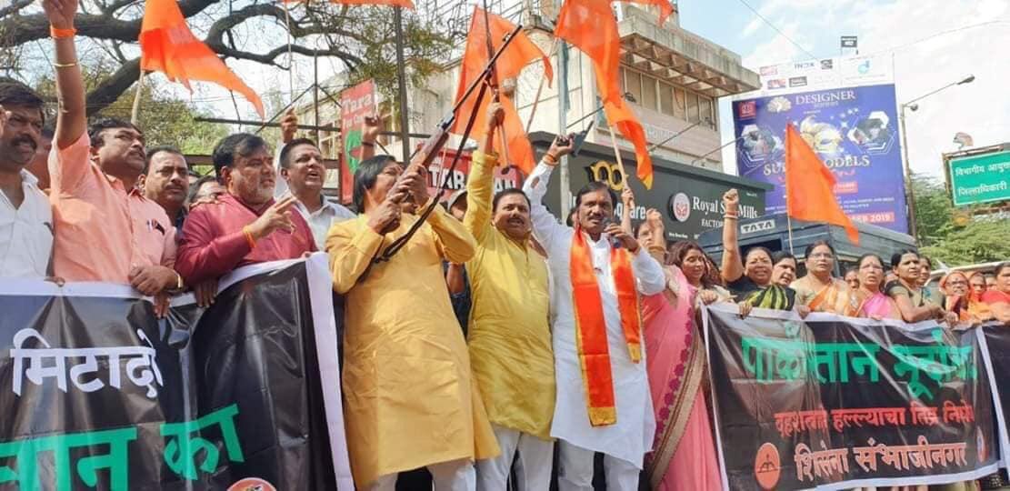 Tiger_Jaiswal's tweet photo. पाकिस्तान मुर्दाबाद!!
काल काश्मीर येथे झालेल्या दहशतवादी हल्ल्याच्या निषेधार्थ आज शिवसेना संभाजीनगर शाखे तर्फे क्रांती चौक येथे तीव्र निषेध नोंदवण्यात आला.
#PulwamaTerrorAttack
#Sambhajinagar
 @ShivSena @AUThackeray @mieknathshinde https://t.co/pHxLX8dD1M
