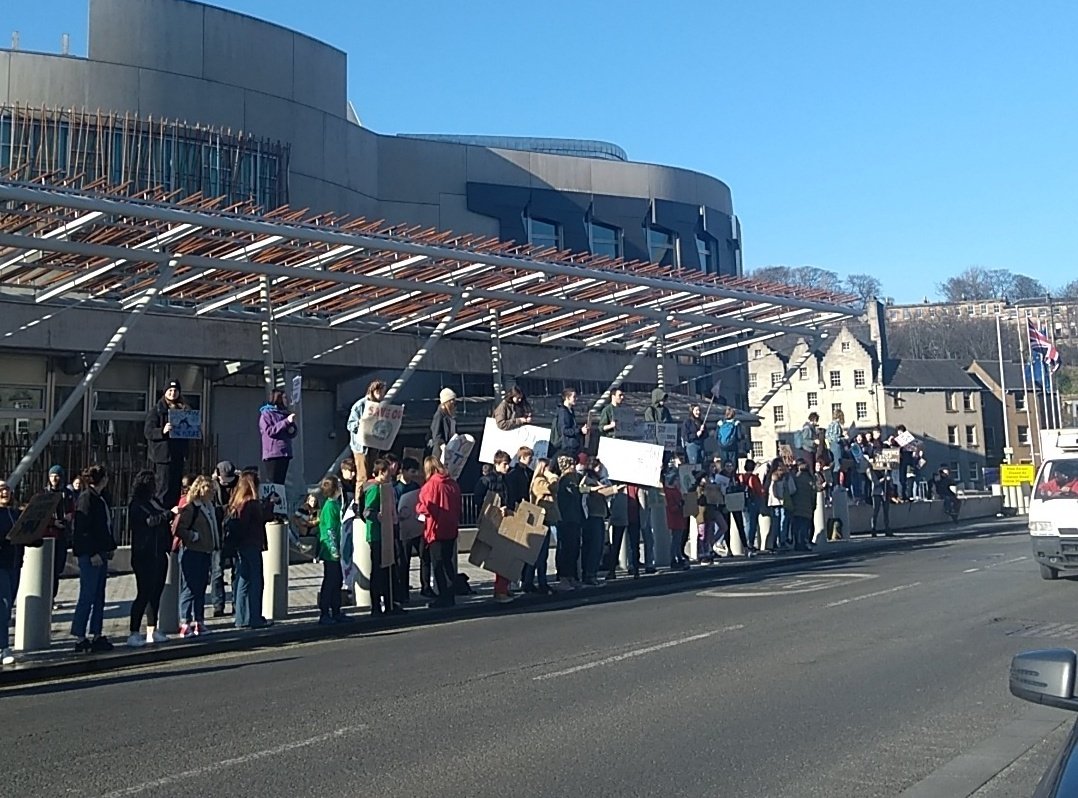 absolute scenes at the #YouthStrike4Climate at the Scottish Parliament Building in Edinburgh - incredible to see the youth this active, solidarity to the actions across the country 💚💚💚
