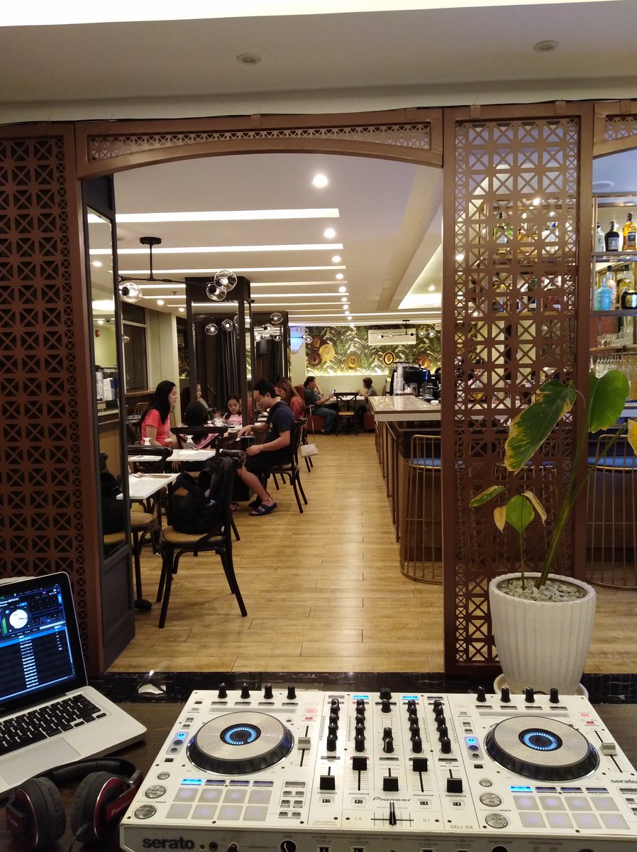 Djtwiq19's tweet photo. Atm @ Ruben
#damingtao #ruben #FeelGoodFriday https://t.co/Ow0W8Ezy17