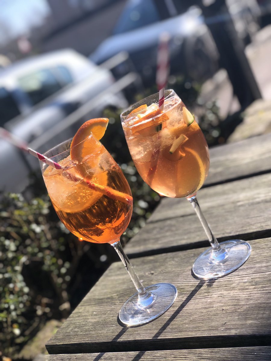 Suns out ☀️ and customers are here to play🙊🦸🏼‍♀️🦸🏻‍♂️... #aperolspritz and #sipsmithsummercup 🍹🍹
•
•
#theislandnw10 #spring #refreshing #tastetantizing #friyay #foodandwine #cocktails