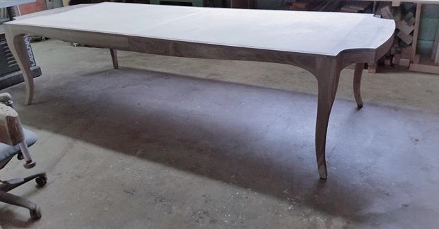 ReginaSturrock's tweet image. A custom walnut table of beautiful contour is ready to be finished and join the chairs in dinette of our #lakeshoreproject Custom design by @reginasturrock 
#customdiningtable .
.
.
#newbuildhome #customfurniture #homedesign #furnituredesign #diningtable… bit.ly/2toftir