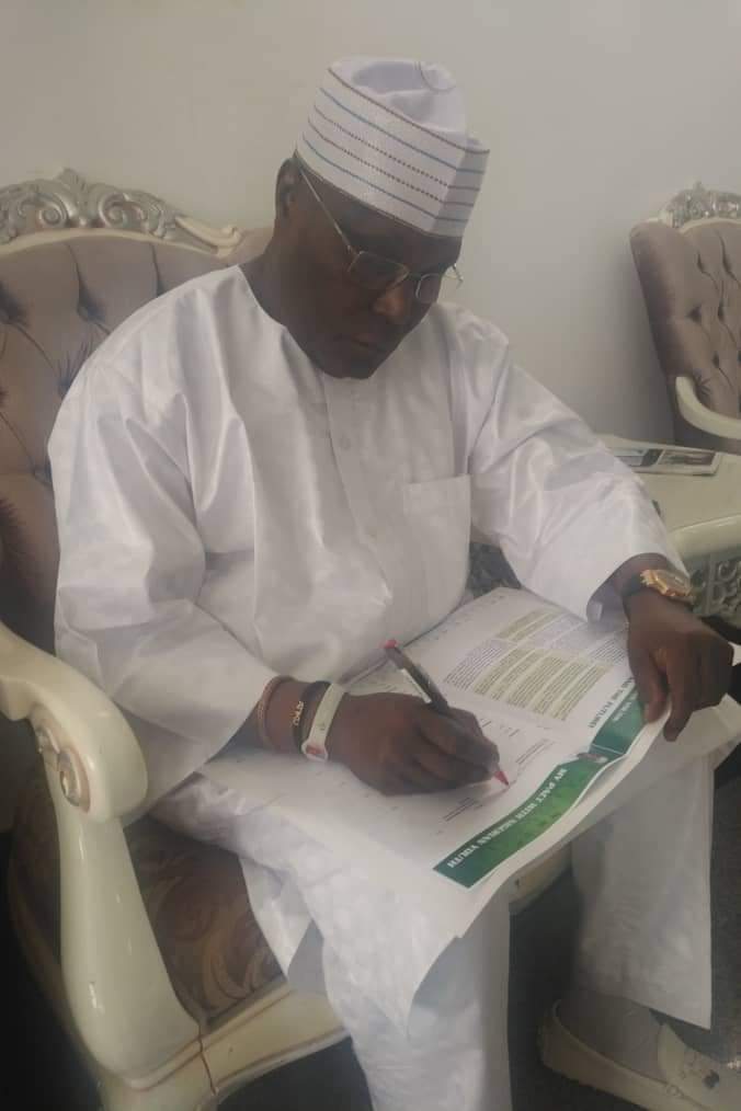 YouthSupportPDP's tweet photo. Atiku signs youth pact. Guaranteeing 40% appointments across board in an Atiku led PDP administration. PDP Chairman Uche Secondus also signed.
Atiku means what he says. Government of young people loading. The future is now.
#AtikuYouthPact
#GetYourPVCReady4Atiku https://t.co/obv2IJOi6W