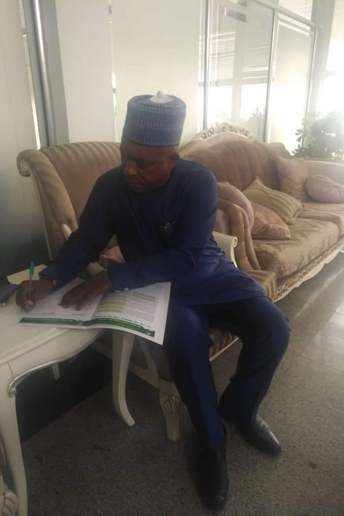 YouthSupportPDP's tweet photo. Atiku signs youth pact. Guaranteeing 40% appointments across board in an Atiku led PDP administration. PDP Chairman Uche Secondus also signed.
Atiku means what he says. Government of young people loading. The future is now.
#AtikuYouthPact
#GetYourPVCReady4Atiku https://t.co/obv2IJOi6W