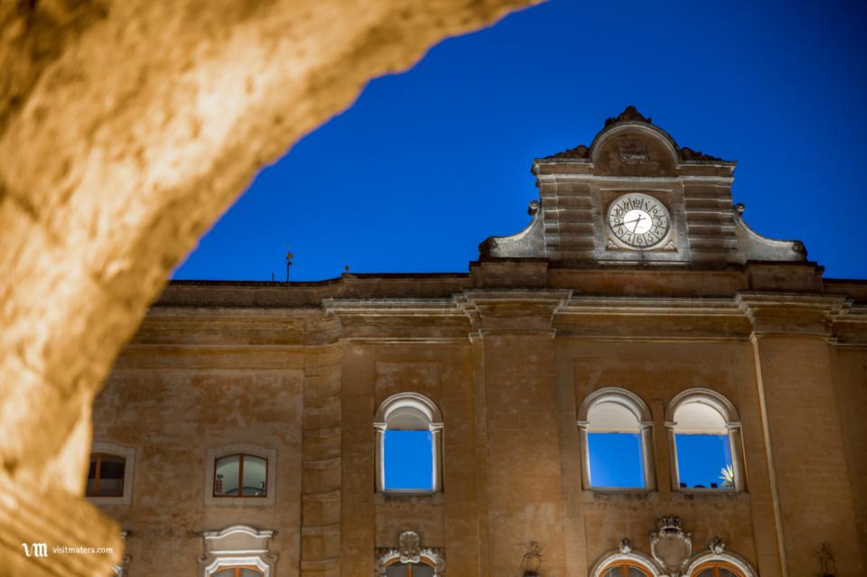 visitmatera's tweet photo. ..:: PALAZZO DELL'ANNUNZIATA ::.. 
Il Palazzo dell'Annunziata sembra intento a osservare i movimenti della piazza. 
Un punto di riferimento storico e culturale e un edificio bello da visitare, esplorandone corridoi e ammirandone le alte volte.
👉🏻 https://t.co/0GMCVtQRQU https://t.co/TrWJnDGZSE