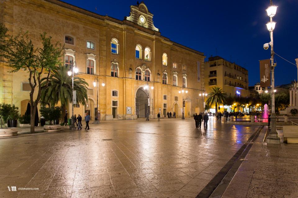 visitmatera's tweet photo. ..:: PALAZZO DELL'ANNUNZIATA ::.. 
Il Palazzo dell'Annunziata sembra intento a osservare i movimenti della piazza. 
Un punto di riferimento storico e culturale e un edificio bello da visitare, esplorandone corridoi e ammirandone le alte volte.
👉🏻 https://t.co/0GMCVtQRQU https://t.co/TrWJnDGZSE