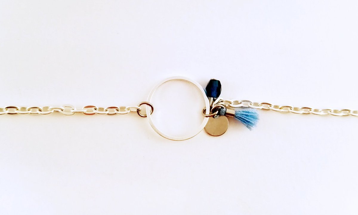 Heroines75's tweet photo. [BIJOU]: Tendance Pompon et breloques en tout genre en cette fin de semaine ensoleillée ! 🌞🌞🌞
Bracelet Minimaliste et son anneau fin argenté, maintenant disponible sur la boutique @Heroines75 💋 #bracelet #bijoucreateur #bijoufantaisie > https://t.co/4MtepJ6fMR https://t.co/d10blYWxgb