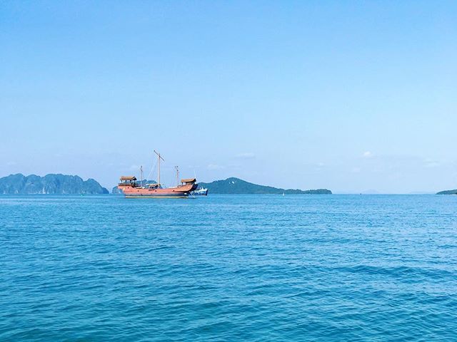 vrnkalra's tweet photo. Don’t be a tourist.
Plan less.
Go slowly.
.
.
This January when I went to thailand with my friends,I traveled in the most inefficient way possible and it took me exactly where I wanted to go. It was the most wonderful experience ever.
.
.
.
.
.
.
.
#crea… https://t.co/lGOQuZns20 https://t.co/77ZhCBc7Sv