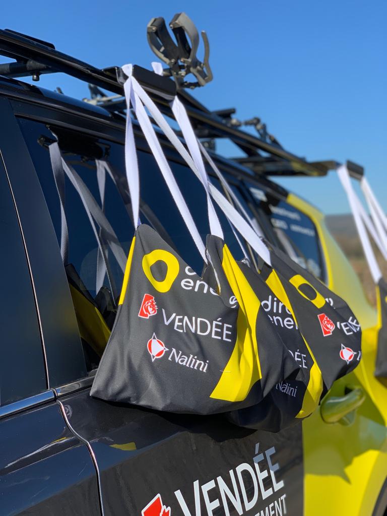 #tdlp2019 C'est l'heure du ravitaillement sur la route du Tour de La Provence ! 🍉🍏🍍
➡️ Grâce à nos partenaires @tacx, <a href="/MX3Extreme/">MX3 Sport Nutrition</a>, <a href="/UltimumSport/">Ultimum Sport</a>, nos coureurs reprennent des forces. #allezdirectenergie