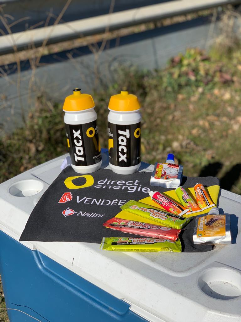 TeamTotalEnrg's tweet photo. #tdlp2019 C'est l'heure du ravitaillement sur la route du Tour de La Provence ! 🍉🍏🍍
➡️ Grâce à nos partenaires @tacx, @MX3Extreme, @UltimumSport, nos coureurs reprennent des forces. #allezdirectenergie https://t.co/4sdb1VVDcn