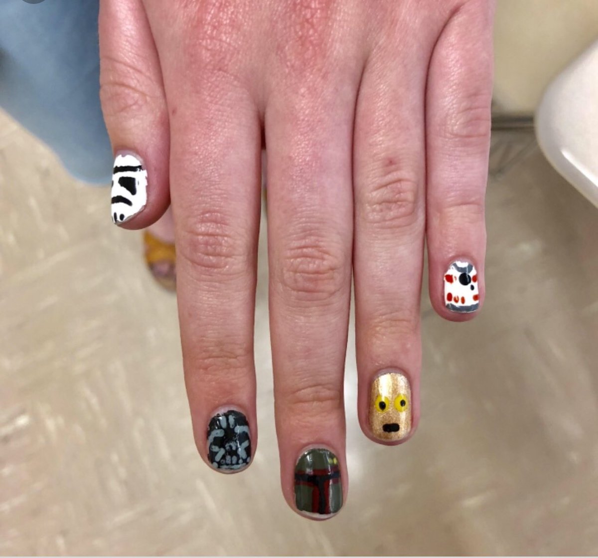 NadiaRizavi1's tweet image. @geeksnglasses Matt.

I painted your nails last night.  My sweatshirt smells like a skunk. Also, why is there an ENTIRE choclolate cake, 3/4 eaten on the desk?

Did... did you draw a dick on my arm? WHDJFB IT’S PERMANENT MARKER!