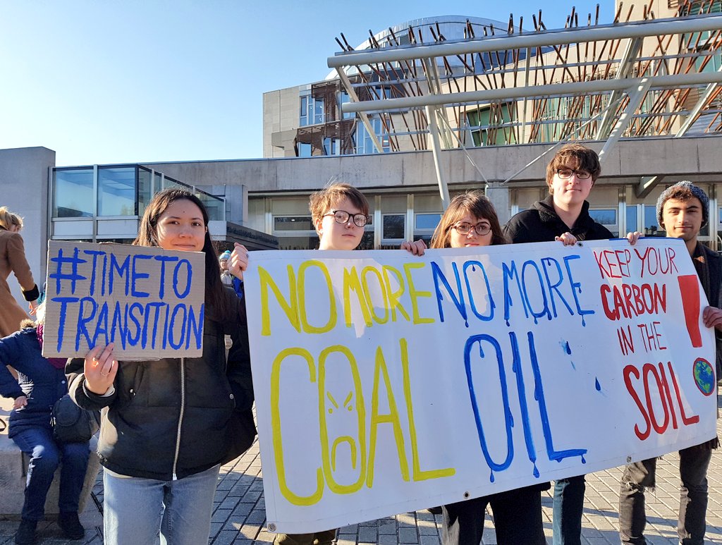 At #ClimateStrike today: students in <a href="/EdUniPandP/">Ed Uni People&Planet</a> are campaigning for Scotland to stop extracting oil. Right on. 
#YouthStrike4Climate <a href="/peopleandplanet/">People & Planet</a>