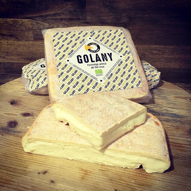 Just landed in UK! 🙌🎉 Golany by Fromatgeria La BALDA! 
A fantastic washed rind organic cow's milk cheese with vegeterian rennet! Mild, fruity and nutty flavour. -This Saturday at Hampstead market!💝 #helloworld #london #londonfood #cheese #montadito #… bit.ly/2NeSP5v