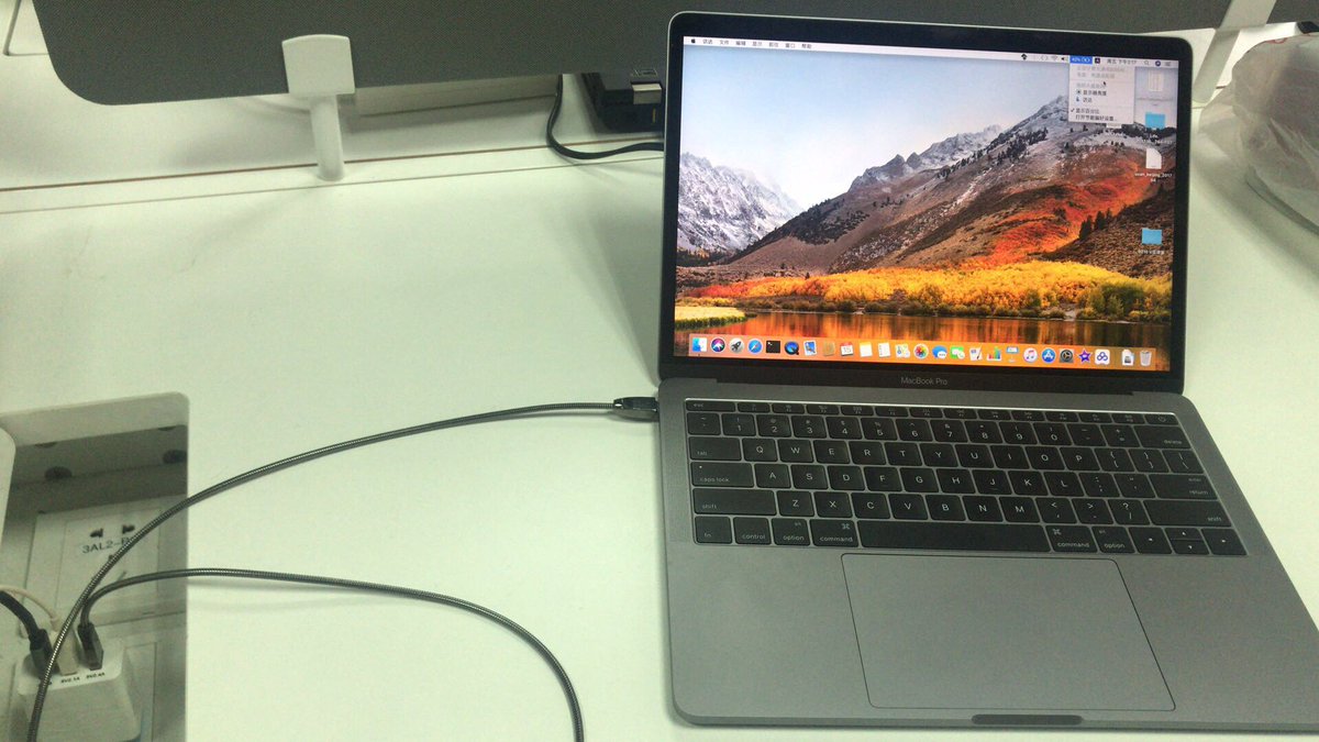 IoT_Outpost's tweet photo. 以后不用担心忘带 Macbook Pro 的电源线了，Android 手机的 Type-C 数据线一样可以用。 https://t.co/2VwYMAxtiE