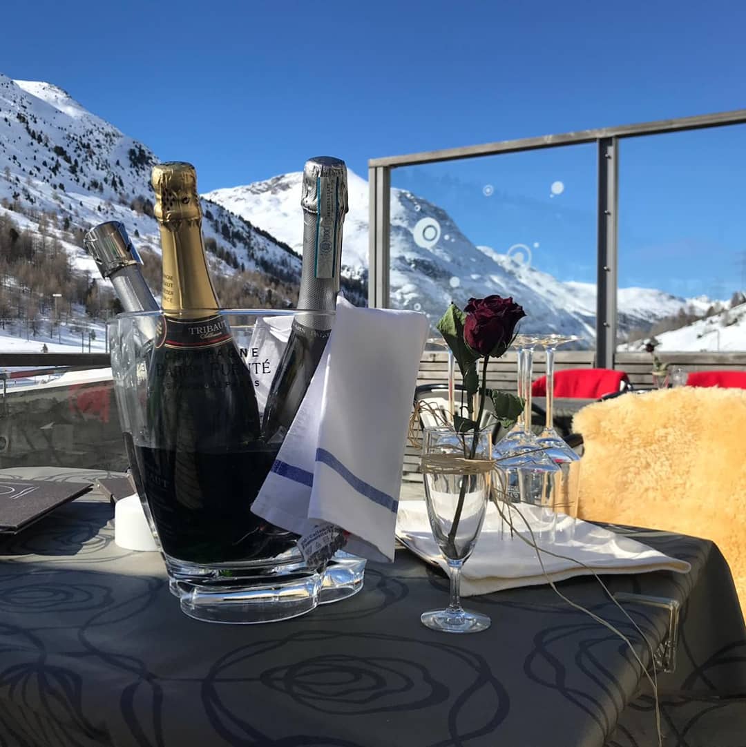 berninahaus's tweet photo. Offizielle Eröffnung unserer Sonnenterrasse! #blickheimat #nature #naturelover #swisstourism #swisshotel #posecco #aperitivo #apero #diavolezza #pontresina #sanktmoritz #stmoritz #engadin #graübunden #schweiz #switzerland🇨🇭 #inlovewithswitzerland #myswitzerland #sunnyday #holiday https://t.co/gHeeZokA7q