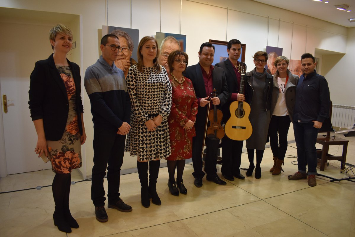 MIGUEL ÁNGEL PRIETO ALONSO RECITA SU POEMA GANADOR, TESTAMENTUM VITAE, EN LA GALA DE ENTREGA DEL PREMIO DEL X CERTAMEN DE POESÍA CARMEN ARIAS
facebook.com/ayuntamiento.s…
