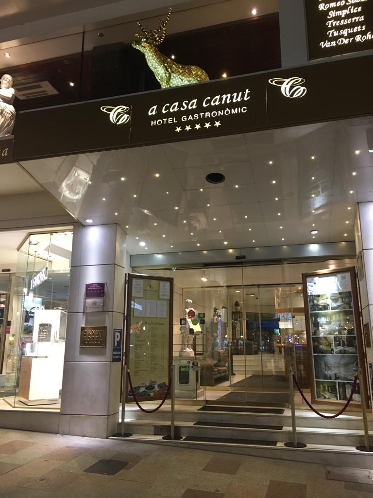 Al cor d'Andorra 🇦🇩, just al centre comercial del país, #CasaCanut t'ofereix més de trenta habitacions úniques i personalitzades -inspirades en dissenyadors de renom- i un dels restaurants líder en la gastronomía del país🛌🍴👌 #hotelacasacanut  #canutandorra #visitandorra