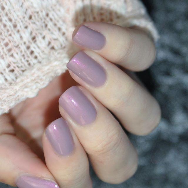 essie's tweet photo. #wirelessismore when it comes to your weekend mani ✨ we love this #essiesereneslates shade on @_miriilein https://t.co/nQhBSSBY5f