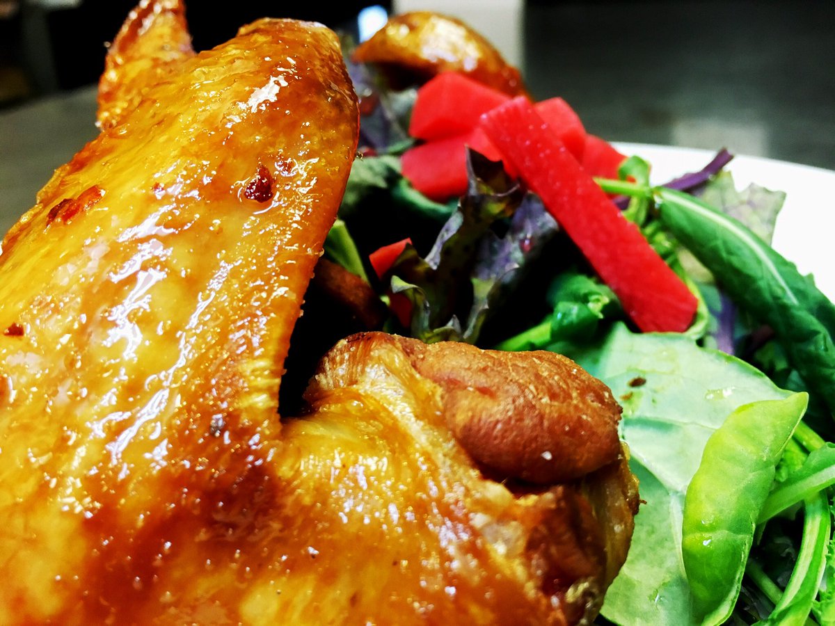 TritonBrewing's tweet photo. Todays the perfect day for fresh smoked #BrewerJonsChickenWings and a hoppy brew (#PaleSplitterAPA #RailSplitterIPA #HempireStrykesBack and #ResilienceIPA to name a few). The #TastingRoom Room is open till 10PM and the #TritonBistro is serving till 9PM. Come on in!!! https://t.co/GXcoGr6rLe