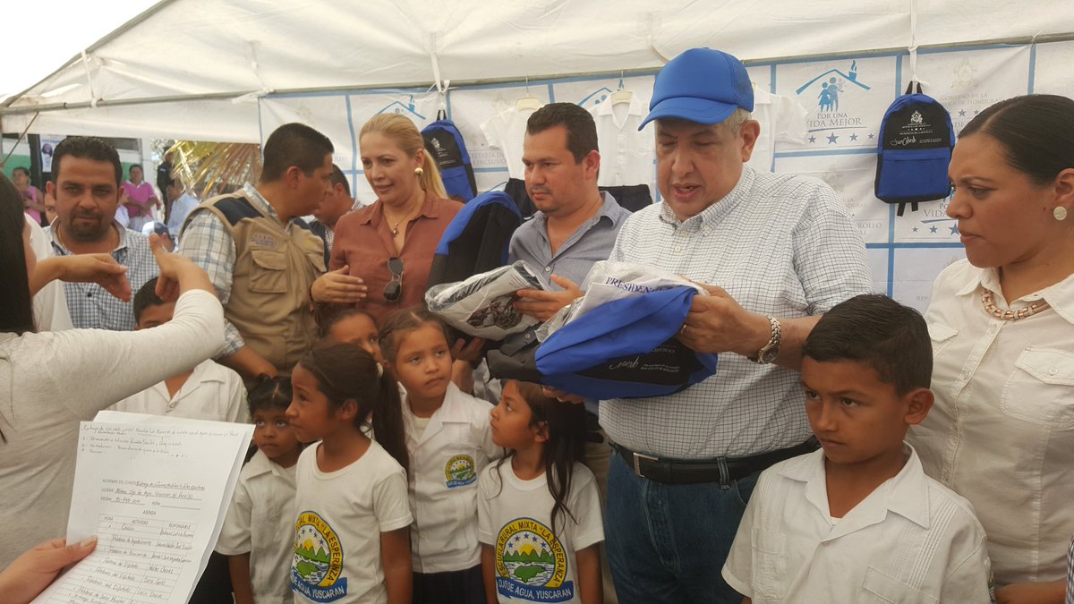 celindiscua's tweet photo. Gracias al Presidente @JuanOrlandoH hoy más de 400 alumnos de Esc. La Esperanza de Ojo de Agua, Yuscarán recibieron uniformes, mochilas y merienda escolar. https://t.co/pcaUanJyhP